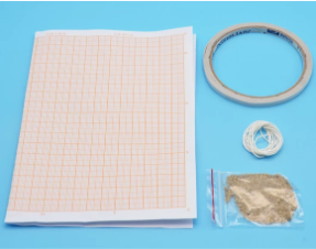 白卡紙(帶四方格)、雙面膠、線繩、細沙等